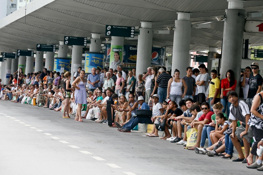 Passageiros aguardando ônibus em Florianópolis num dia de greve